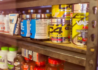 Manila, Filipinler - Aralık 2020: Kilo kaybı ve bir sağlık mağazasında satılık diğer besin maddeleri.