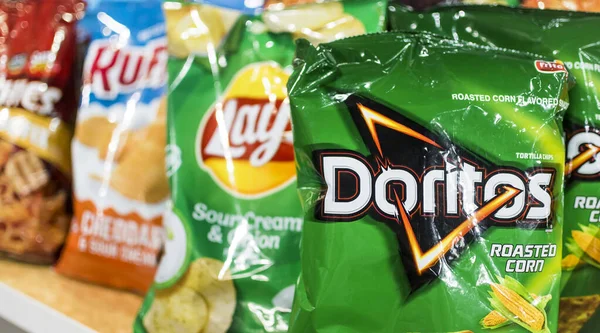 Rząd Popularnych Frito Lay Brands Supermarkecie — Zdjęcie stockowe