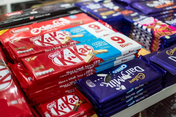 Kitkat Cadbury Другие Популярные Шоколадные Бренды Супермаркете — стоковое фото