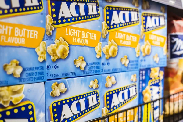 Wiersz Aktu Popcorn Mikrofalowy Wystawie Supermarkecie Lub Sklepie Spożywczym — Zdjęcie stockowe