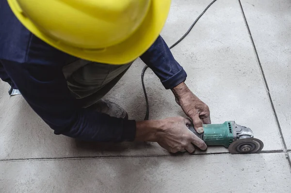 Byggarbetare Använder Vinkelslipmaskin För Att Göra Mål Betonggolvet Skapa Ett — Stockfoto