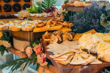 Bir etkinlik yerinde çeşitli tapalar ve pica pica ile dolu bir Charcuterie veya otlatma masası.