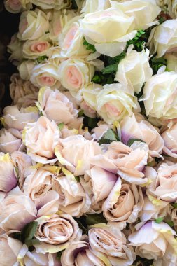 Pastel renkli yapay güller bir düğün resepsiyonunda dekor olarak kullanılacak. Olay tasarımı konsepti.