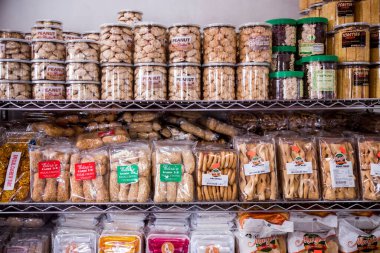 Tagaytay, Cavite, Filipinler - Aralık 2020: Amira 'nın Buko Tart Haus' unda satılık çeşitli yerel lezzetler ve tatlılar.