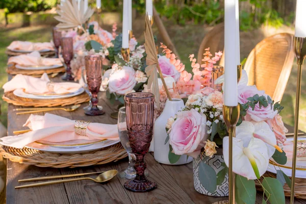 Eine Schöne Rustikale Tischdekoration Bei Einer Gartenhochzeit Freien Weiße Hohe — Stockfoto