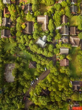 Tagaytay, Filipinler 'de tipik bir özel yerleşim yeri. Üst hava manzarası. Köy basketbol sahası ve çocuk parkı görünür.