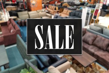 Arka planda mobilya mağazası olan bir karaborsa tabela. İndirim veya tanıtım konsepti.