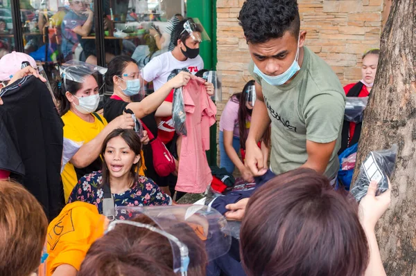 Divisoria Manila Philippines Street Vendor Assists His Customers All Wearing — Stock Photo, Image