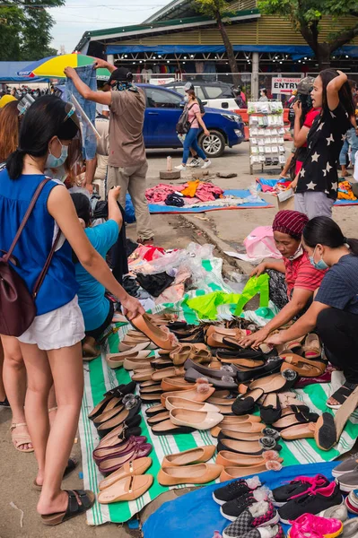 Divisoria Manila Philippines Mother Daugther Vendor Peddles Shoes Shirts Sidewalk — ストック写真