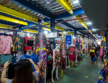 Taytay, Rizal, Filipinler - Taytay Merkez Tiangge 'nin içinde, kentteki birçok tiangges veya bit pazarından biri. Ucuz ve uygun fiyatlı giysileriyle tanınır..