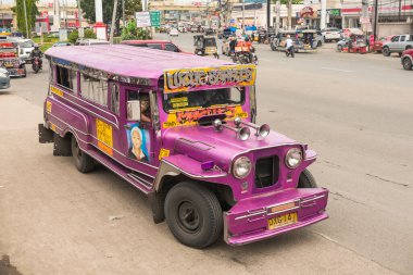 Taytay, Rizal, Filipinler - Aralık 2020: Cainta 'dan Tanay Yolu' na giden pembe bir cip. Pazar yerine yakın park etmiş, yolcu bekliyor..