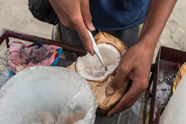 Vendeur Rue Gratte Intérieur Une Noix Coco Fendue Pour Obtenir — Photo