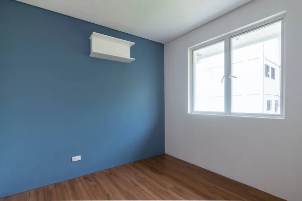 木の寄木細工の床 シンプルな窓 赤ちゃんの青い塗装壁と白い天井と裸の部屋の視点 モックアップのための家具なしのインテリア ストック写真