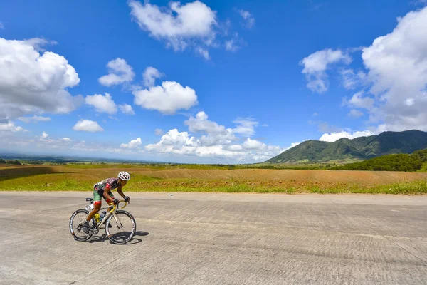 Bacolod Filippine Feb 2016 Ciclista Solitario Autostrada Una Giornata Calda — Foto Stock