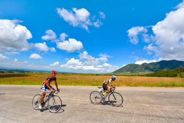 Bacolod Φιλιππίνες Φεβρουάριος 2016 Δύο Ποδηλάτες Στην Εθνική Οδό Μια — Φωτογραφία Αρχείου