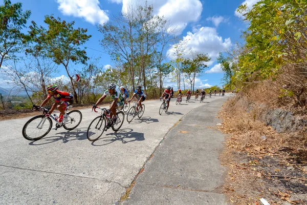 Сан Хосе Тарлак Филиппины Профессиональные Велосипедисты Мчатся Шоссе Холмистой Местности — стоковое фото