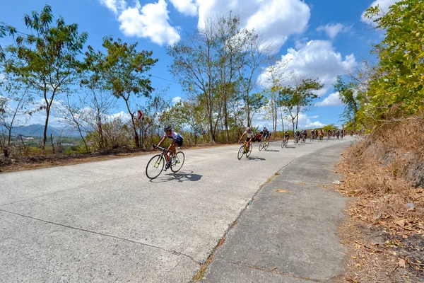 Сан Хосе Тарлак Филиппины Профессиональные Велосипедисты Мчатся Шоссе Холмистой Местности — стоковое фото