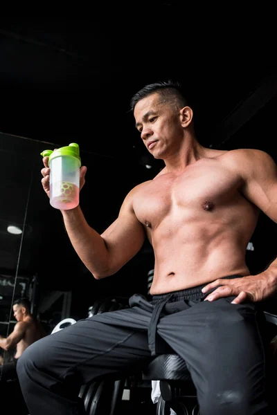 Zdravý Asiat Podívá Zbývající Sportovní Nápoj Rázném Cvičení Nastavení Tělocvičny — Stock fotografie