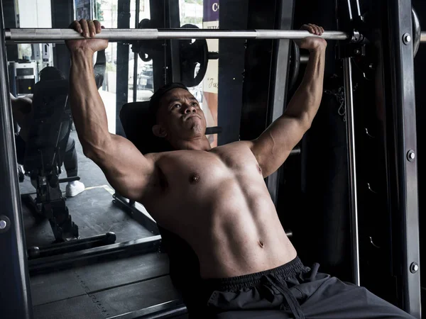 Asyalı Kaslı Bir Adam Spor Salonunda Fitness Merkezinde Smith Machine — Stok fotoğraf