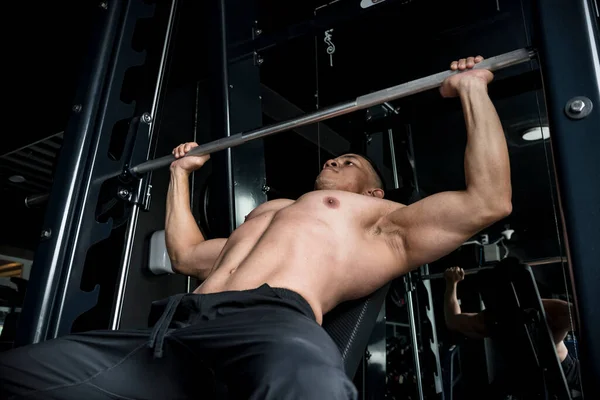 在健身房或健身中心 一个肌肉发达的亚洲人在史密斯机器上做倾斜的长椅压 运动和胸部日的概念 — 图库照片