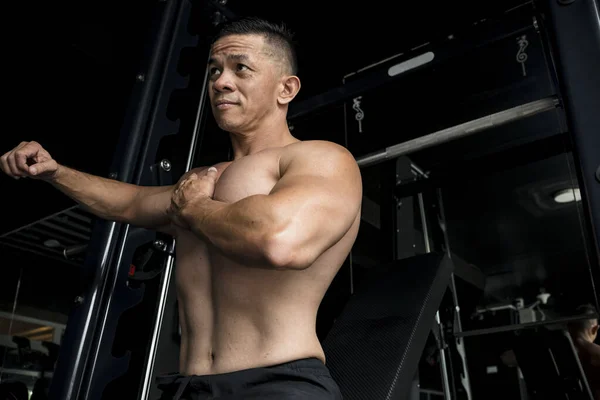 Macho Filipino Apto Alonga Aquece Seus Músculos Peito Preparação Para — Fotografia de Stock