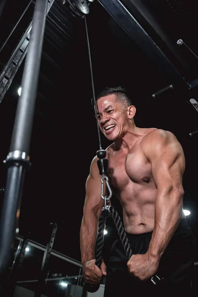 Hombre Asiático Forma Realiza Vigorosamente Empujes Cuerda Cable Entrenamiento Entrenamiento —  Fotos de Stock