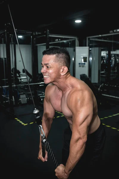 Homem Asiático Buff Exercitando Ginásio Fazendo Empurrões Corda Cabo Treino — Fotografia de Stock