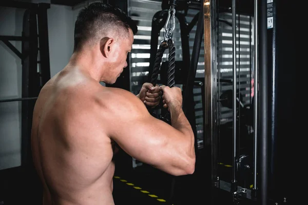 Soustředěný Seriózní Asijský Muž Který Cvičí Tělocvičně Připravuje Stahování Provazů — Stock fotografie