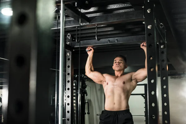 Homem Filipino Anos Forma Atlético Faz Alguns Pullups Exercício Cena — Fotografia de Stock