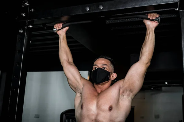 Siyah Maskeli Bir Adam Spor Salonunda Barfiks Çekiyor Halka Açık — Stok fotoğraf