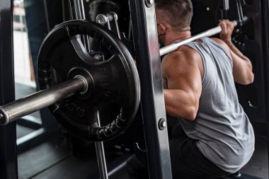 Smith Machine 'de bir takım ısınma hareketleri. Halter plakasına odaklan..