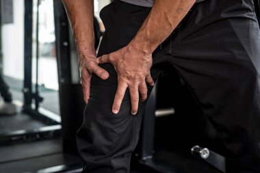 Spor salonunda egzersiz yaparken, uyluklarda ağrılı bacak krampları başladı. Düşük potasyum seviyesi veya hipokalemi nedeniyle kas krampı.