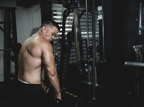 Ένας Ημίγυμνος Ασιάτης Που Γυμνάζεται Στο Γυμναστήριο Σπρώχνοντας Καλώδια Προπόνηση — Φωτογραφία Αρχείου