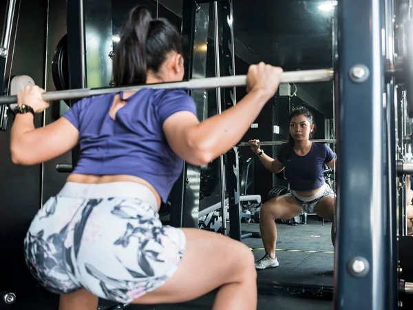 Fit Asian Girl Does Some Full Squats Smith Machine Working — Stock Photo, Image