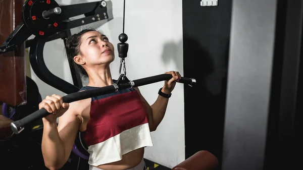 一个健康的亚洲女人在健身房做俯卧撑运动 在休假日训练她回来 — 图库照片
