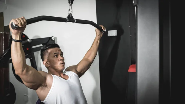 Fit Clean Cut Asian Man Doing Lat Pulldowns Gym Treinar — Fotografia de Stock
