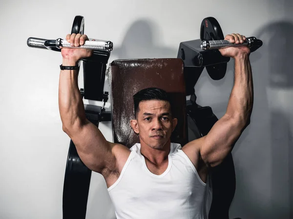 Sério Focado Asiático Fitness Buff Elevadores Ombro Imprensa Máquina Exercício — Fotografia de Stock