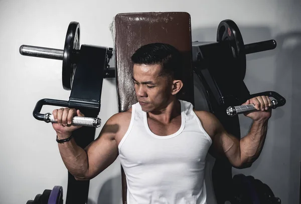 Homem Asiático Apto Prepara Para Fazer Prensas Ombro Máquina Demonstração — Fotografia de Stock