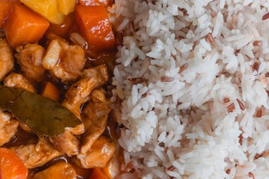 Pork Kaldereta 'nın üst manzarası, bir Filipin yemeği, cömert bir porsiyon pirinçle