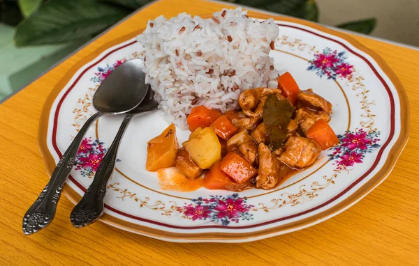 Pork Kaldereta Filipinli Bir Domates Yahnisi Bir Fincan Pirinçle Servis — Stok fotoğraf