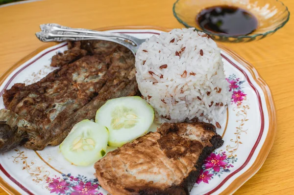 Delicioso Almuerzo Estilo Filipino Jardín Tortang Talong Filete Pescado Una — Foto de Stock