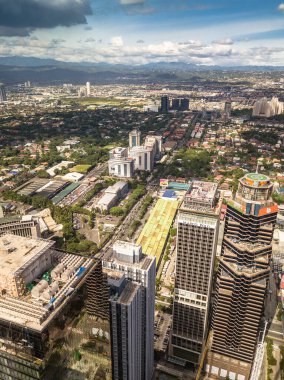 Pasig, Metro Manila Filipinleri - Ortigas 'ta birkaç gökdelenin havası, Rizal' da Sierra Madre dağları.