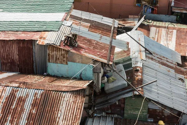 马尼拉棚户区贫民窟房屋锈蚀板材屋面上方的遮挡物 — 图库照片