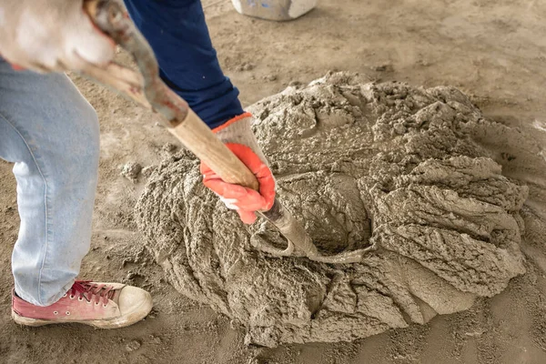 Närbild Skott Betong Blandas Med Spade Det Kala Golvet Byggnad — Stockfoto