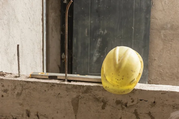 Yellow Safety Helmet Hands Hidden Rebar Concrete Ledge Level Bar — Stock Photo, Image