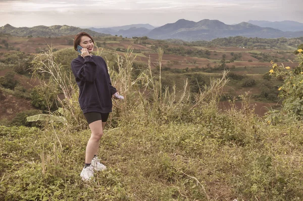 Asian Woman Talks Friend Her Cellphone While Trekking Beautiful Countryside — Stock Photo, Image