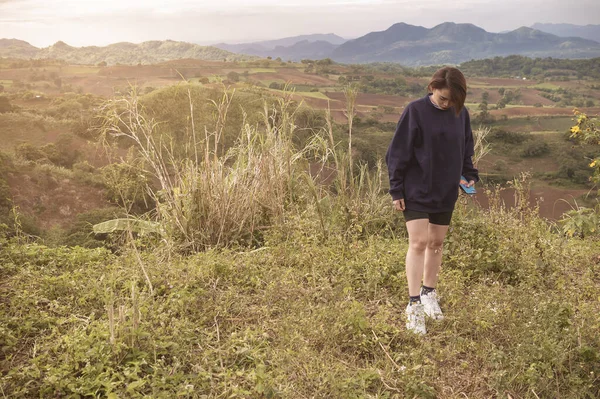 Una Mujer Asiática Excursionista Observa Paso Mientras Camina Por Campo — Foto de Stock