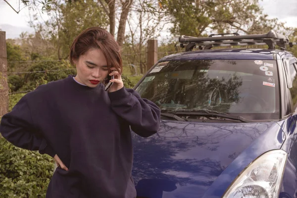 Asian Woman Listens Instructions Phone How Troubleshoot Why Her Car — Stock Photo, Image