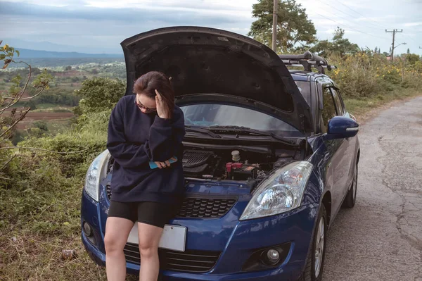 Frustrated Depressed Woman Sulks While Having Car Trouble Stranded Remote — Stock Photo, Image