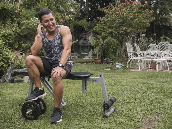 Hombre Asiático Mediana Edad Disfruta Hablando Con Alguien Por Teléfono — Foto de Stock